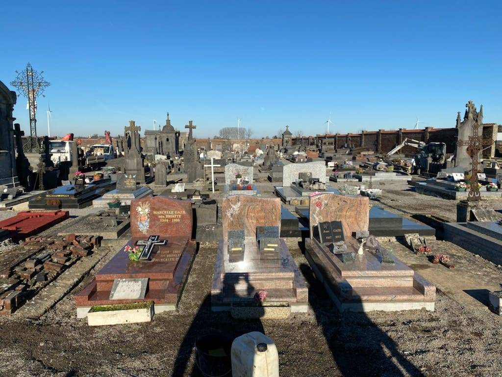 3 Monuments en couleur, cimetière dans le Nord (59)